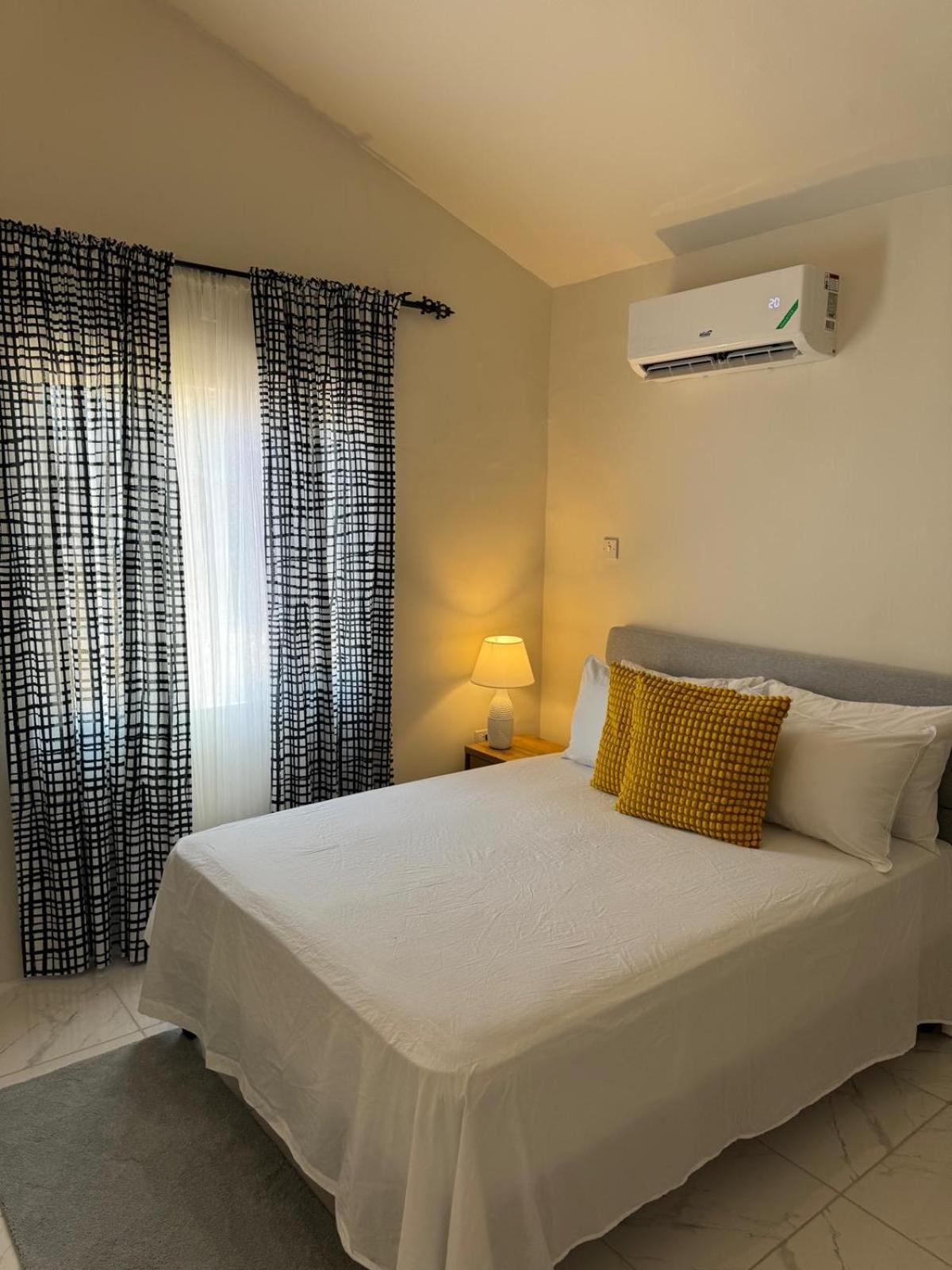 Phoenix Park Villas - Portmore - 10Mins To Beach Exterior foto